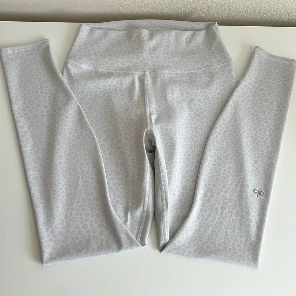 Alo Yoga Women’s High Waist White Leopard Vapor Legging, Large, 28” - Picture 2 of 7